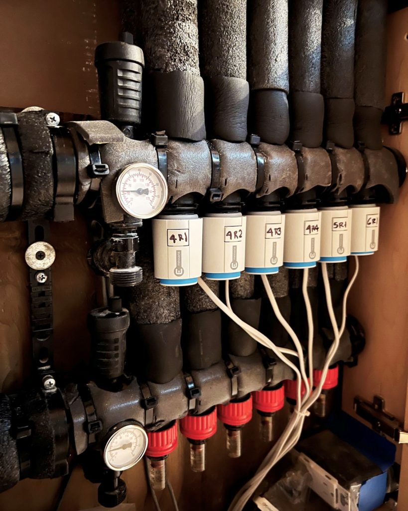 Hydronic manifold for radiant cooling and heating.